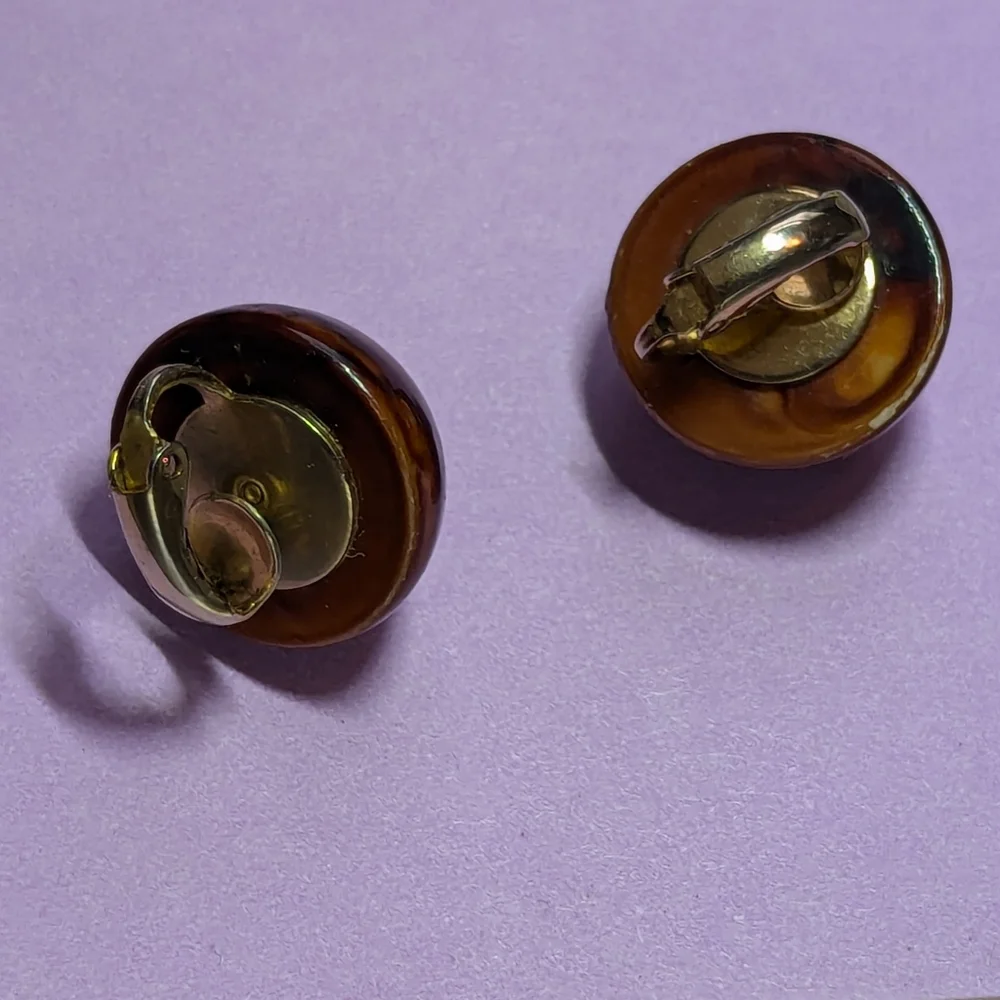 🤎 Vintage Round Cabochon Clasp Earrings no signature